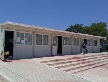 Χανιά: Ακαθαρσίες ζώου έξω από εκλογικό κέντρο (βίντεο)